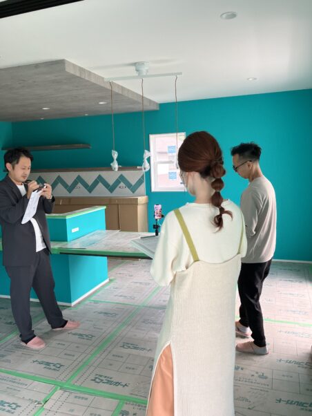 インスタライブの準備中のポックハウススタッフ