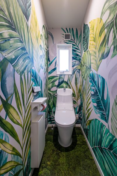 プライベートなトイレの壁紙はちょっと冒険しました。