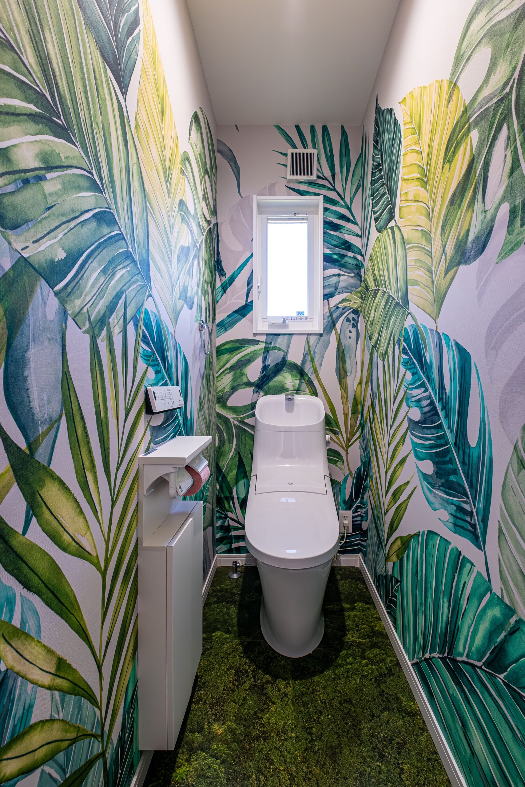 プライベートなトイレの壁紙はちょっと冒険しました。
