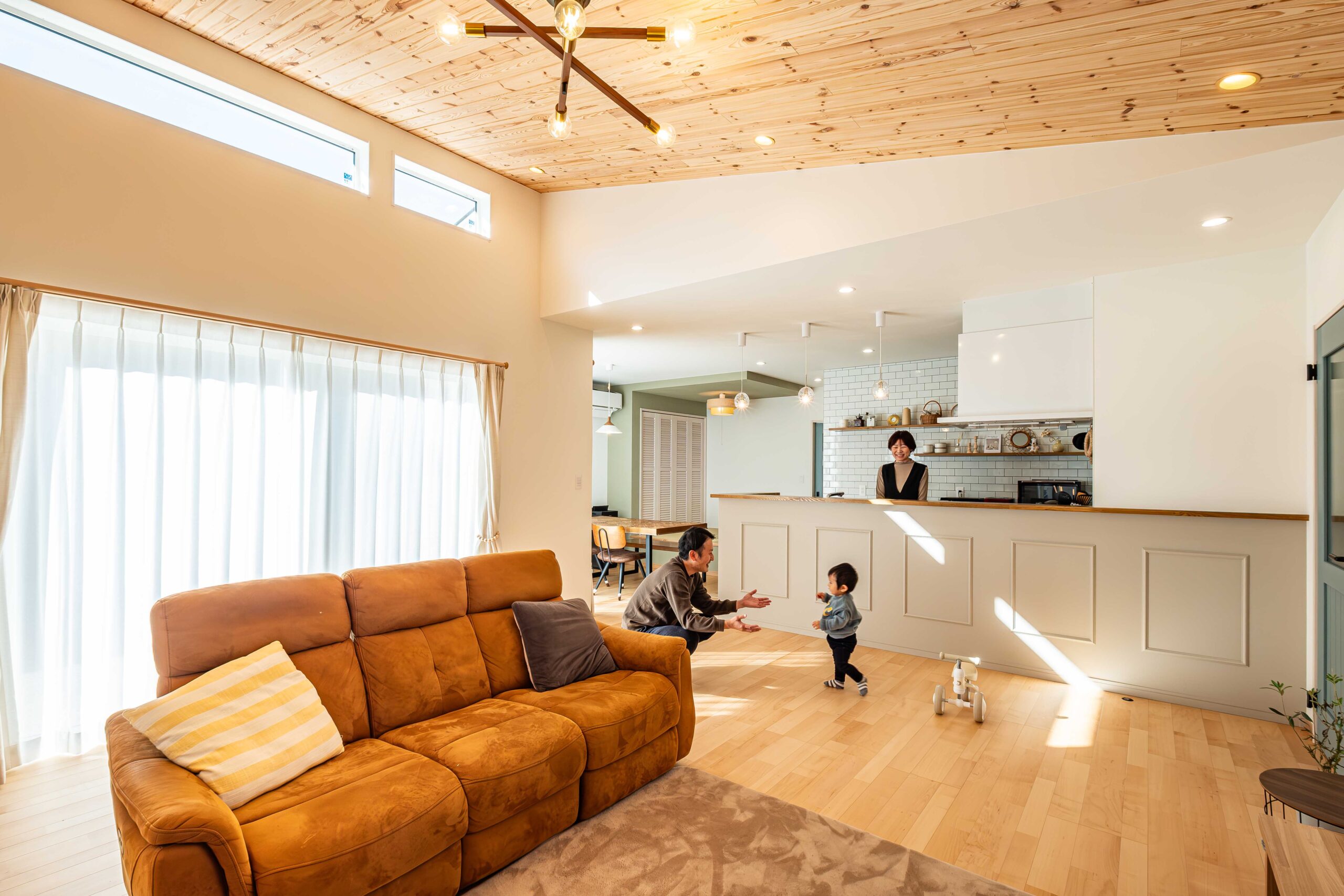 広くても無理なく建てられたコスパの良いモダンな木の家
